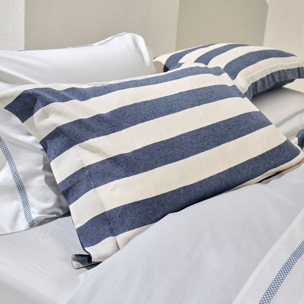 Capa Colcha Maré - Off White / Azul Marinho